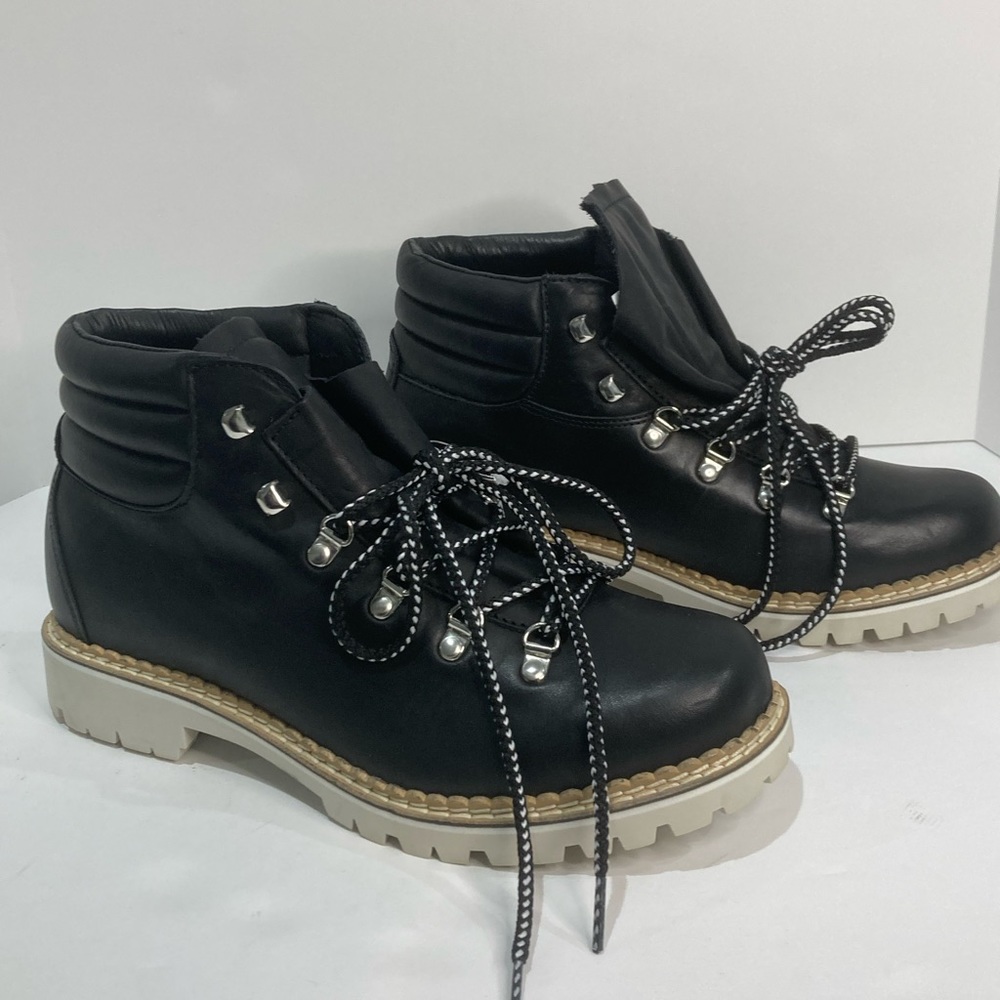 NWOT Montelliana work boot style leather lace up boot with Lug Sole size 40.